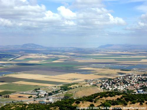 jezreel_valley_from_muhraqa_to_moreh_and_gilboa_ws052703